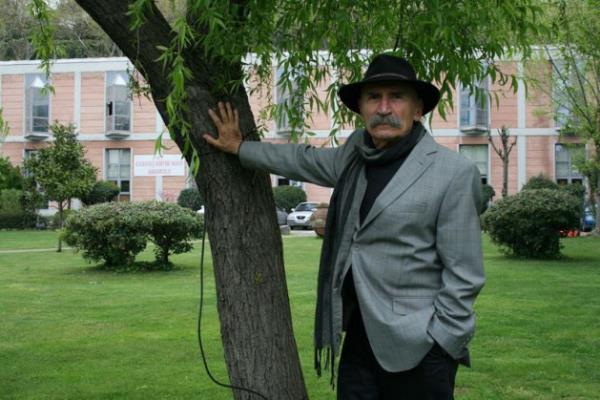 1981 Antalya Altn Portakal Film Festivalinde en iyi senaryo dln Nurettin Sezer ile birlikte kaleme ald Gl Hasan filminin senaryosuyla kazand. Hac ve Asi adl TV dizilerinde barol oynad.