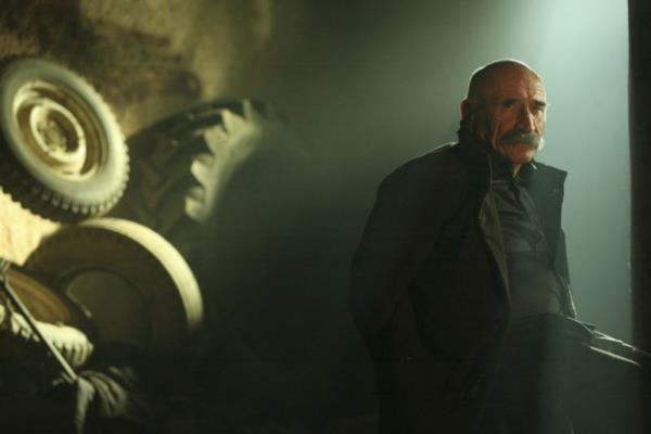 2010 Yaz dneminde NTV yeil ekranlarnda Edremit'in amlbel kasabasnda ei ve kayn biraderi ile birlikte iletmekte olduu Zeytinba adl butik otelde dostlarn arlayarak Tuncel Kurtiz ve Dostlar adl bir program yapt.