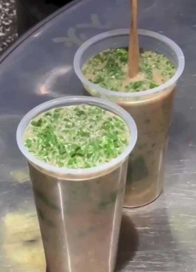 Garip kombinasyon gz nne alndnda beklendii zere taze soan lattesine verilen tepkiler karkt.