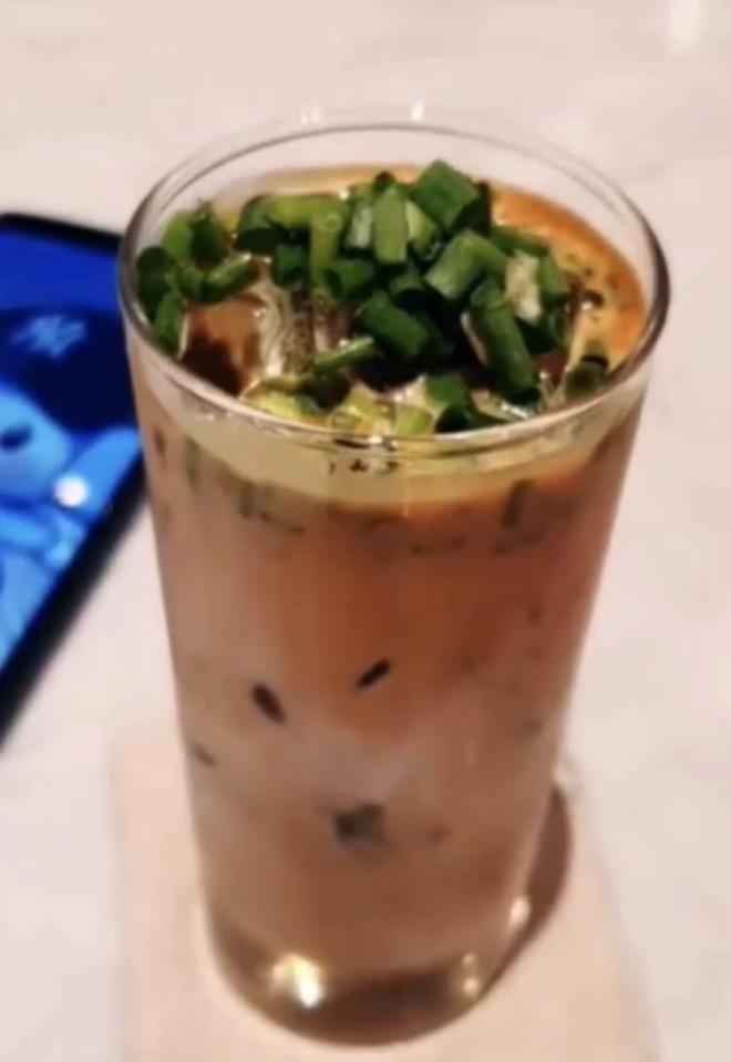 Baz insanlar bir gn soansz kahve istemek zorunda kalacaklarn hi dnmediklerini sylerken, dierleri benzersiz lattenin ilgilerini ektiini ancak az kokusundan endie duyduklarn belirtti.