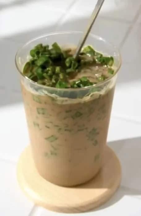 Grne gre, iyi bir yeil soanl latte yapmak iin nce fincanda birka yeil soan ezmeniz, ardndan buz, st ve kahve eklemeniz ve son olarak da zerine bol miktarda doranm yeil soan eklemeniz gerekiyor.