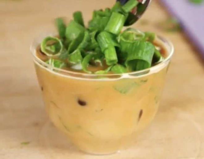 Hi kimse taze soan latte'nin nasl, nerede veya ne zaman ortaya ktn tam olarak bilmiyor, ancak son aylarda bu lgn karm sosyal medyada dikkat ekmek iin pek ok sayda kahve dkkan tarafndan benimsenmi gibi grnyor.