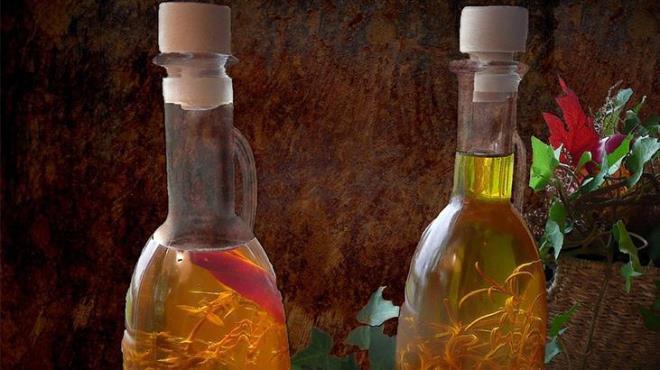 Organik, filtrelenmemi elma sirkesi ayrca, rne karanlk bir grnm veren protein iplikikleri, enzimler ve dost bakterilerden oluan sirke anas (anne) ad verilen bir madde ierir. Sirkenin anas da aslnda sirkedeki en besleyici ksm olarak kabul edilir.