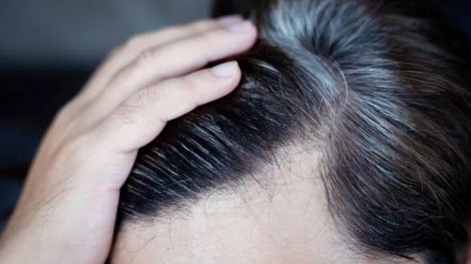 rk domates ile beyazlayan salar koyulatrmak istiyorsanz ilk ie domateslerin rk ksmlarn kesmekle balayn. Ardndan miksere ekleyip bir yemek ka zeytinya ekleyin. Son olarak pre haline gelen bu karma pirin unu ilave edin.