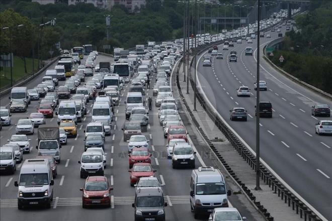 zmir ili istikametine&#894;    ? O5 (Gebze ? zmir) otoyolunda, Kocaeli, Yalova, Bursa, Balkesir, Manisa katlmlarndan itibaren,  ? D300 Karayolunda, Ankara, Afyonkarahisar, Uak, Manisa ili katlmlarndan itibaren,  ? D550 karayolunda, anakkale ilinden itibaren,  kamyon, ekici ve tanker cinsi aralarn arada kalan giriler dahil seyirlerine izin verilmemesi trafik dzeni ve gvenliine katk salayaca bildirildi.