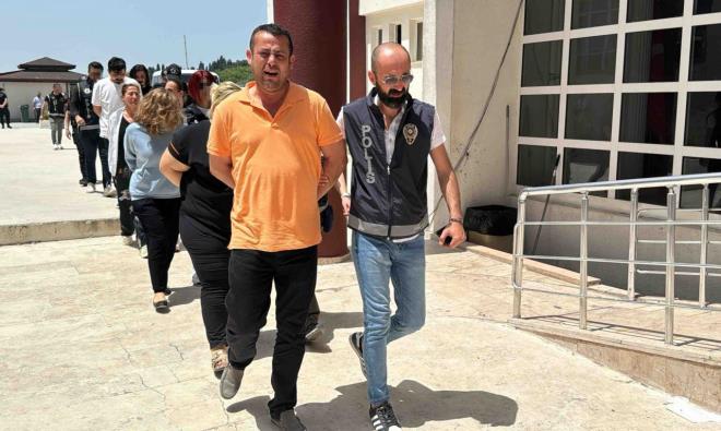 Yabanclara yksek karla sat yapma vaadi<p>  phelilerden bazlarnn, mteri gibi davranp szde devre mlk satn aldna ilikin anonslar yapld, szlemedeki tarihlerde bo yer olmadn ileri srerek "krmz dnem sat" olarak adlandrdklar bir st kategoriye gemeye ikna etmeye altklar, bazlarnn bu tuzaa dp ikinci kez dolandrld da tespit edildi. Zanllarn, savcla ikayet edenlerin kendilerine ulamamas iin 21 ayr irket kurarak eylemlerine devam ettii anlald.