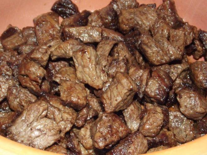 Et dinlendirildikten sonra temiz kaplar ierisinde buzdolabnda 3-4 gn dondurularak (-18) 6 aya kadar saklanabilir.    Dondurup zdrlen etlerin tekrar kullanlmas salkl olmadndan etler, tek seferde tketilecek byklkte paketlenmelidir.