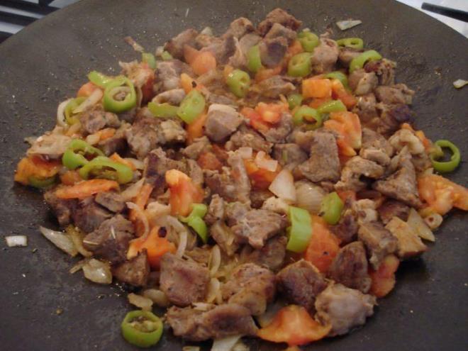 Ocak kapatlarak etler scakken sya dayankl yayvan kaplara veya tepsilere boaltlarak soumas beklenir (plastik kap kullanmaynz).