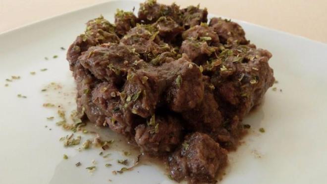 Kavurma tencerenize 2-3 orba ka sv ya koyduktan sonra yan kzmasn bekleyin ve ardndan kuba doradnz eti atarak 4-5 dakika kartrarak kavurun.