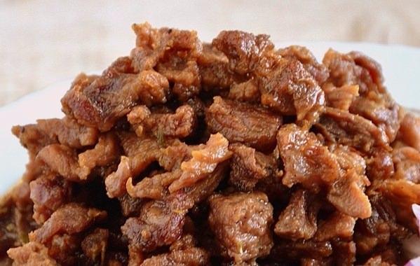 Etler genie bir tencereye alnarak kapa kapal bir ekilde kendi suyunu ekene kadar kavurun. Pierken zerinde biriken kpkler kak yardm ile temizleyin.