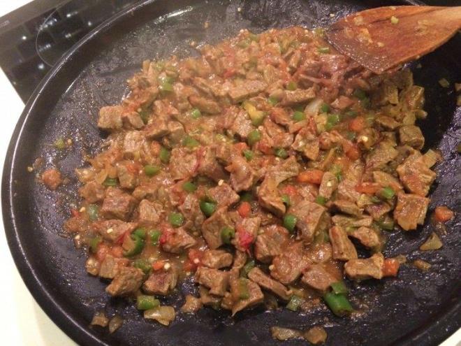 Ayn zamanda bir eit et saklama yntemi olan kavurma, souduktan sonra byk tencere veya kplerde buzdolabnda muhafaza edilebilir. Uzmanlar, en lezzetli kavurmann kuzunun kol ve but ksmlarndan karlan etlerden yapldn sylyor. yi bir kavurmann bir dier pf noktas ise etin dinlenmi olmas ve baharat seimi.   <br>  PEK EN LEZZ KAVURMA NASIL YAPILIR?