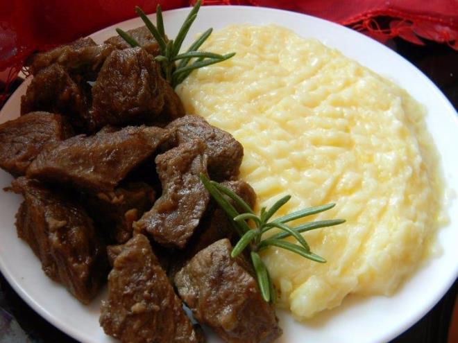 Suyunu eken etlere i ya ekleyin.    Normalde yemee koyduumuzdan biraz daha fazla tuz koyarak 5 dakika kadar daha kavurun.