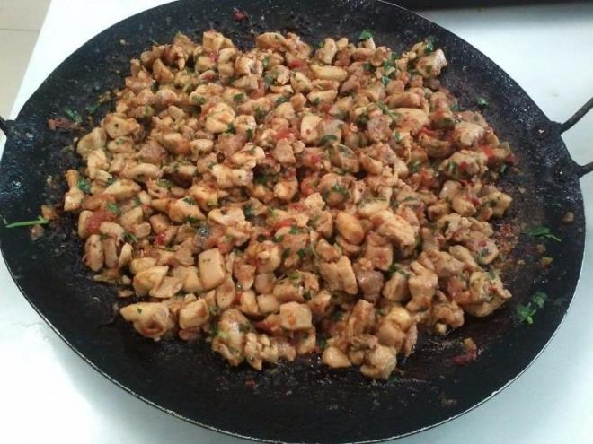 Kurban etini bir gece dinlendirildikten sonra sinirlerini temizlenerek kuba eklinde doayn.    Ayr bir kaba 1 kilo ete 250 gram i ya olacak ekilde i ya dorayn.