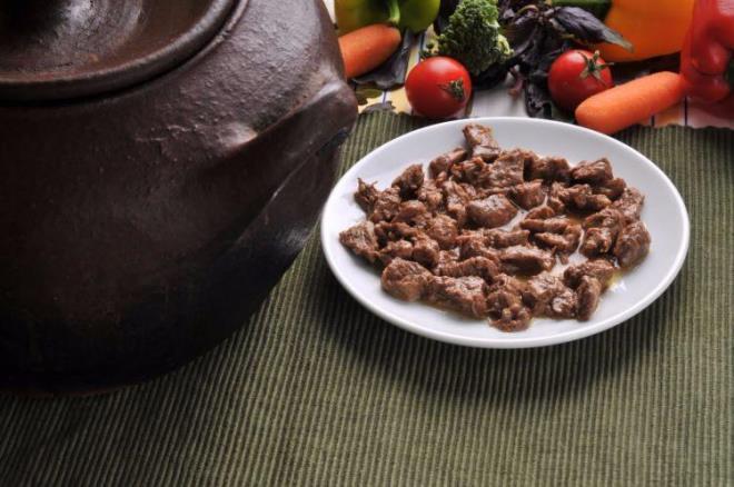 Etler suyunu tamamen ektikten sonra ya da ok miktarda kavurma yapyorsanz et suyu bolca olacaktr bu durumda et pitiinde tencerenin tabannda kalan bu koyu renkli suyu kepe yardm ile aln, suyu ekmesini beklerseniz etleriniz ok pitiinden ezilecektir.