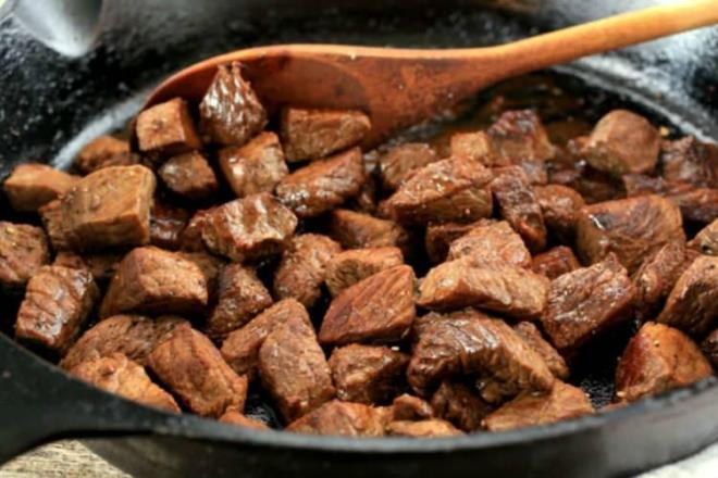 KURBAN ET NASIL SAKLANIR?    Kurban etleri, paralara ayrldktan sonra serin ve temiz bir yerde 5-6 saat dinlendirilmeli. Paralanm etin i ksmnn scaklnn dmesi iin et, st kapatlmadan bekletilmelidir.