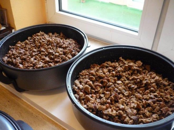 Et kavrulurken dier yandan i yalar ayr bir kapta kavrulmaya balayn.  yan kaynadktan sonra zerinde biriken kkrdaklar kevgir yardm ile toplayn.