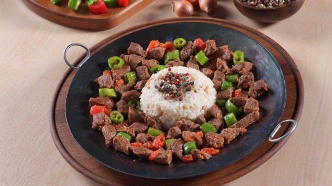 1 saat kadar sonra tuz, karabiber ve kekiini de ilave ettikten sonra 15-20 dakika kadar daha piirin.