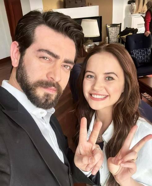 Kanal 7'nin sevilen dizisi Kan iekleri'nin Dilan' ve son dnemin en dikkat eken gen oyuncularndan olan Yamur Yksel ky paylamlaryla gndem oldu.