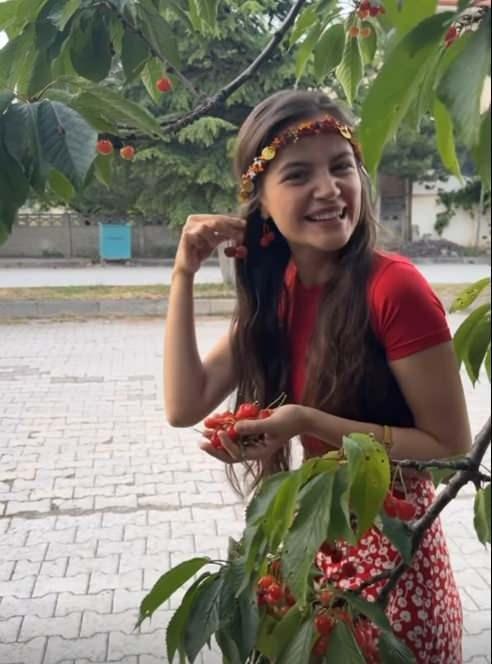 Yamur Yksel babannesinin de fotorafn paylaarak "Pamuk babannem" notunu dt.