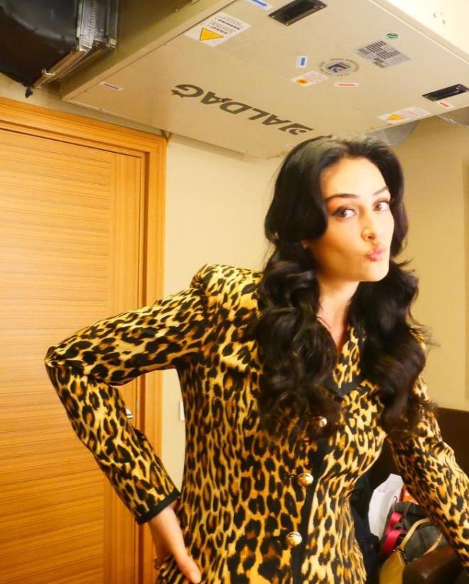 ESRA BLG LEOPAR DESENL TARZI LE DKKAT EKT<p>    Bilgi, tarzyla dikkat ekti. Leopar desenli etek-ceket takm giyen gzel oyuncu pozlarn da hayranlaryla paylat. nl oyuncunun paylam takipileri tarafndan ksa srede binlerce beeni ve yorum ald.