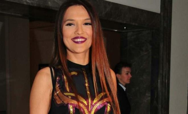 Gl sesi ve yapt yorumlarla gndemden dmeyen Demet Akal'n yeni grntsyle ok konuuldu. 10 kilo veren Akaln, sosyal medyada birok yorum ald.