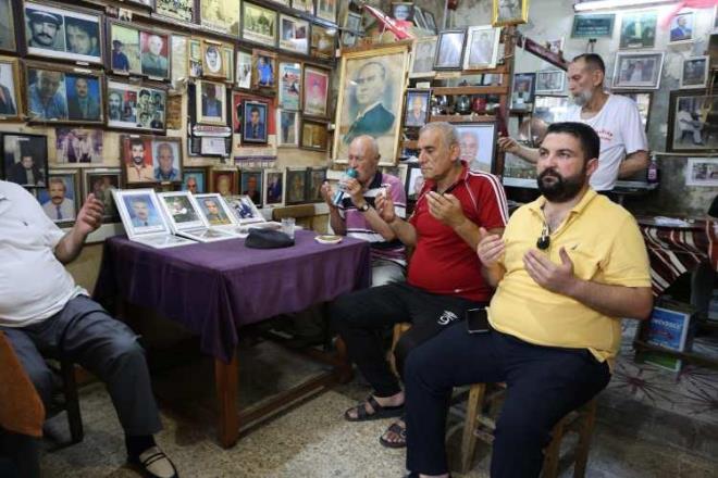 &#8203;Her bayram ilede lm vatandalar iin dua ettiklerini aktaran Karata, "Eski Kozanllarn hepsinin bir lakab var. Balk smail, omzu geni, tilki, kahveci, paac gibi. u an 800 kiiyi geti fotoraflarmz.