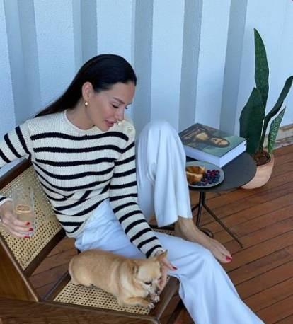 ki kzlar ve evcil hayvanlaryla Boaz manzaral lks bir villada yaayan sosyetik ift Yasemin ile zzet zilhan, spor tutkularn evlerine tamt.