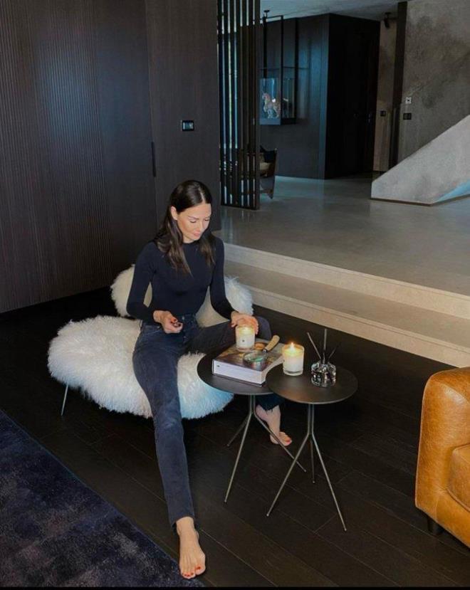 Fit vcuduyla dikkat eken, spora olan dknl ile bilinen Yasemin zilhan, evinin alt katn spor salona evirdi.