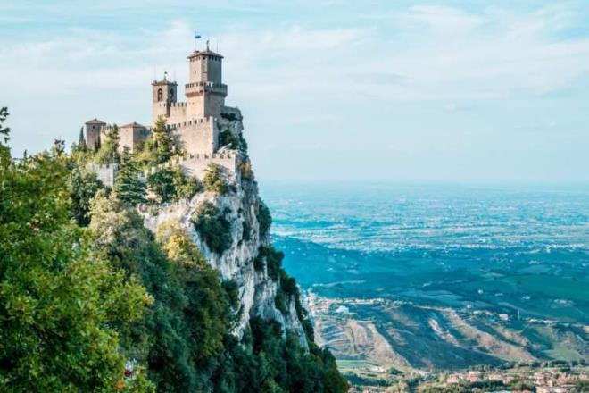 5. SAN MARINO    Gney Avrupa'da talya Yarmadas'nda bulunuyor. Bu lke tam olarak Apenin Dalar'nn tepesi ve hibir yere kys yok. Etraf talya topraklaryla evrili bu lkede yaklak 33 bin kii yayor.