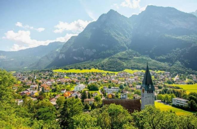 6. LHTENTAYN    Orta Avrupa'nn gneybatsnda yer alyor ve Almanca konuuluyor. 160 km2'lik bu lkede yaklak 38 bin kii yayor.