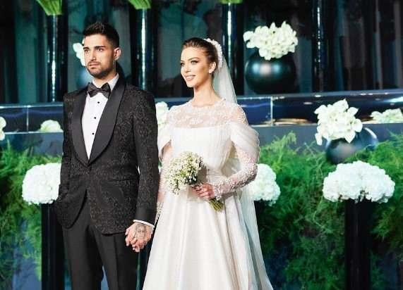 2021 ylnda dnya evine giren nl ift, 2024 ylnn ocak aynda ikiz bebeklerini kucaklarna ald.