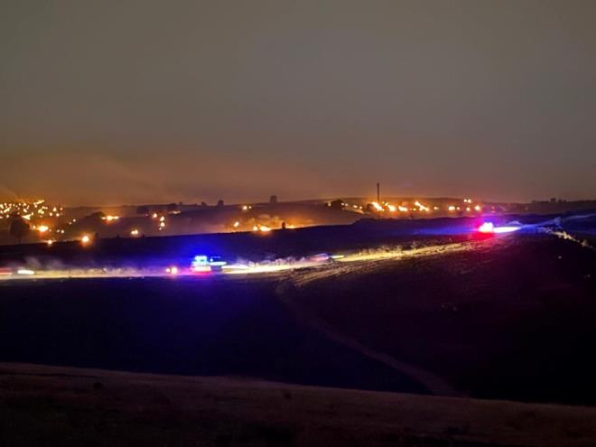 3 K LD    Diyarbakr Valisi Ali hsan Su, anzdan kaynakl bir yangn ktn belirterek, yle konutu:    "Otlar ve anz birlikte yanarak ok geni alana yaylm. Maalesef 3 vatandamz da bu yangn ierisinde kalarak hayatn kaybetti. 5 kii de yaraland. u anda tm ekiplerimiz yangn sndrme almalarna devam ediyor. Ben de alandaym. Jandarma Komutanmz, kaymakamz, ekiplerimiz hepimiz alandayz. u anda sndrme almalarn koordine ierisinde yrtyoruz."