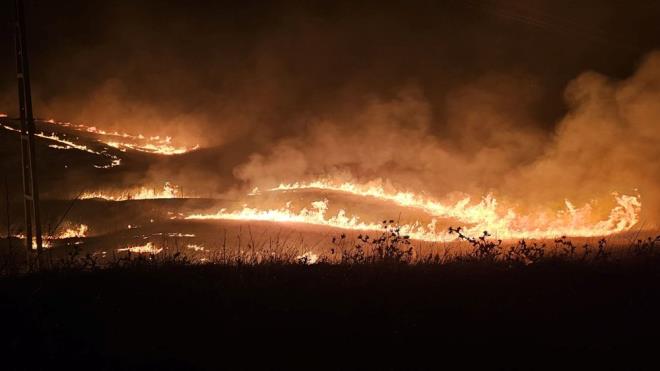 SRT'TE YANGIN    Kezer ay mevkisinde henz belirlenemeyen nedenle kan yangn, rzgarn etkisiyle byd.    hbar zerine blgeye, 112 Acil Salk, AFAD, Orman letme Mdrl, itfaiye ve jandarma ekipleri sevk edildi.    Ekipler yangna mdahale ediyor.