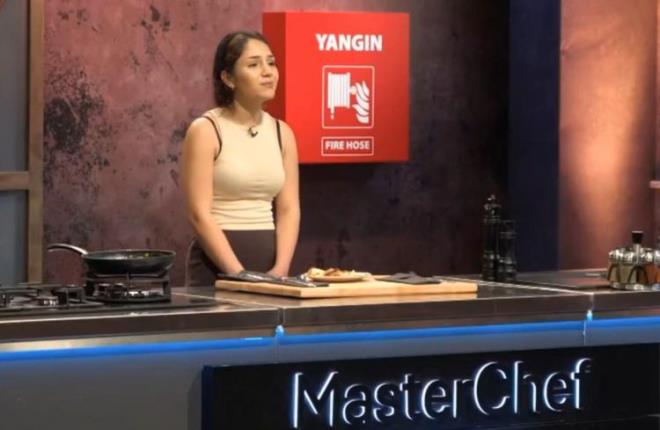 Elemeye katlan yarmaclardan biri olan Sena ise yapt yemekten sonra anlatt hikaye ile yrekleri dalad.