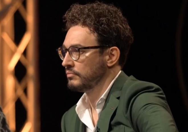 Jri yelerine kard yemei sunduktan sonra hayat boyunca zorluklarla mcadele ettiini belirten Halili, henz 9 yandayken annesini l bulduunu anlatt.