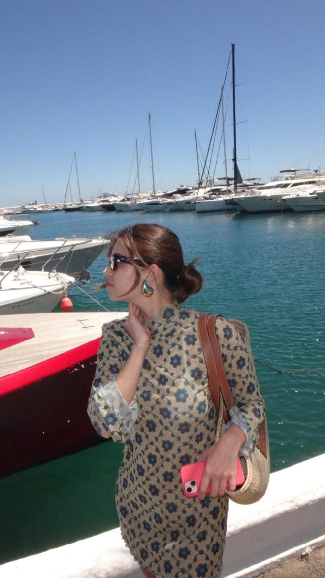 SPANYA'YA GTT    Tatil iin yurt dn tercih eden ve spanya'ya giden Afra Saraolu, deniz kenarnda verdii pozu takipileriyle paylat.