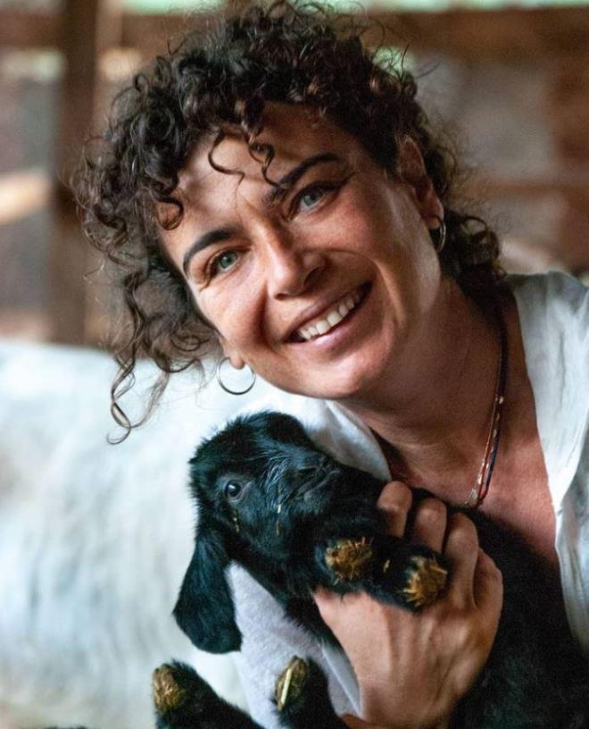 Gzel oyuncu, daha nce 'Aynal Tahir', 'Krk Ayna', 'Bak Srt', 'Serseri Aklar' gibi dizilerin yan sra 'Barda', 'Kaybolan Yllar' ve Sadri Alk dlleri'nde 'En yi Yardmc Kadn Oyuncu' dln ald 'naat' gibi sinema filmlerinde rol almt.