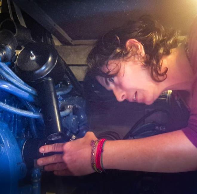 15 yldr deniz stnde yaayan Yeim Bber, imdi ailesiyle Fethiye?de: ?Teknede yaama altk. u anda Fethiye?de bir iskeledeyiz, buraya demirledik. Yln 7-8 ay ise seferi oluyoruz, devaml dolayoruz. yle dnld gibi myoruz, sobamz, scak suyumuz var. Teknemiz fiber olmad iin zel yaltml ve ihtiya duyduumuz her eye sahip.? Bber oyunculua dnp dnmeyecei sorusuna ise yle yant verdi: ?Meslei brakmadm. stediim gibi bir proje olursa neden olmasn? Ama stanbul?a yerlemem gerekirse zor.?