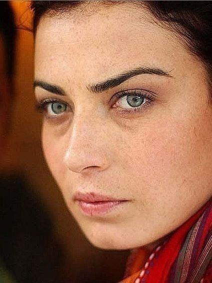 "Aynal Tahir" dizisi ile hafzalara kaznan Yeim Bber, 2006 ylnda grnt ynetmeni Mehmet Aksn ile nikah masasna oturmutu.