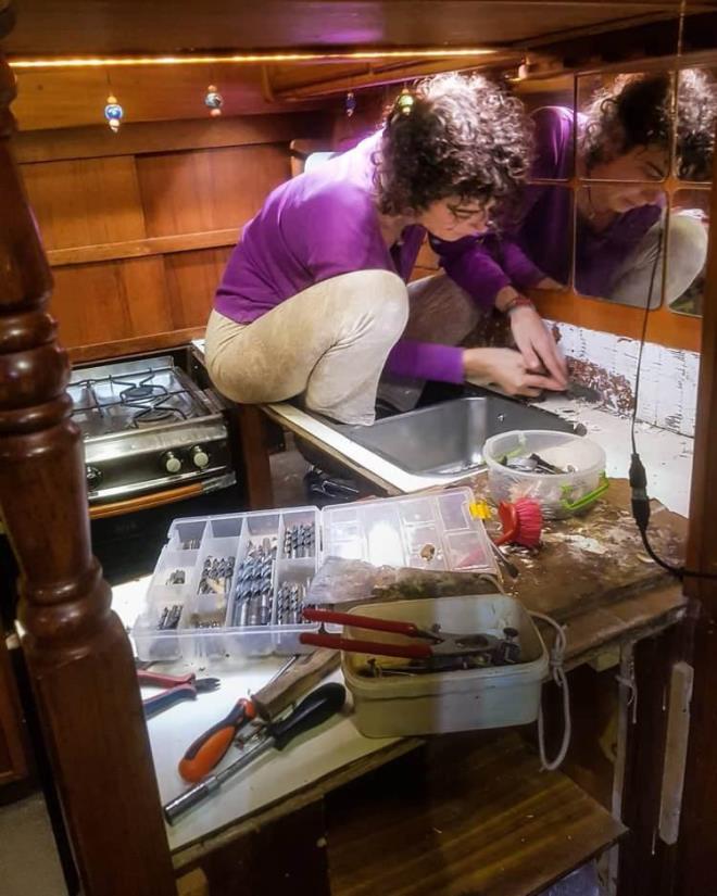 Teknesinin mutfak lavabosuna oturmu tezgahn kenarlarn kazrken ekilen fotorafn Instagram?da paylaan Yeim Bber, yapt ilemi ?Artk yenilenmesi art olan mutfak ve banyo tezgahlarn skmekle urayoruz? diye aklad. Oyuncu, tekne yaamnn zorluklarn da dile getirdi: ?Nadir hastalanan ocuklarmz tam da bugn hastaland. Hep soruyorsunuz ya ?Teknede yaamak zor deil mi?? diye. Evet bazen zor.?