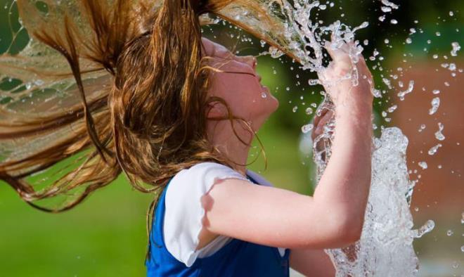 Su buharlatka vcut da souyor. Vcut ssn drmek iin kendinizi slatmaya bileklerinden balamanz serinleme srecini hzlandracaktr.