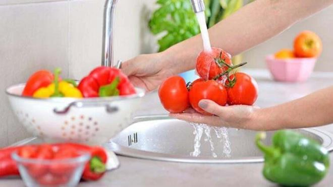 10-Bol meyve ve sebze tketin     Yaz aylarnda daha hafif yiyecekler yiyebilirsiniz. zellikle  sebze ve meyveleri tketebilirsiniz. nk sebze ve meyveler bir et yemeinden daha kolay sindirilirler, bu da kendinizi daha iyi hissetmenizi salar.