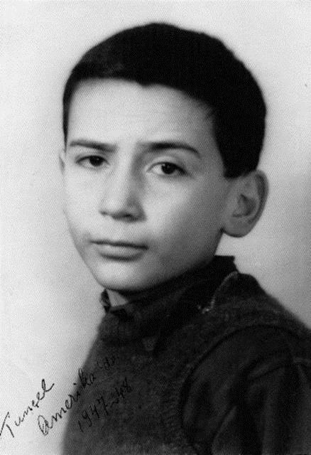 Trkiye'nin en sevilen oyuncularndan Tuncel Kurtiz Selanik'li brokrat bir babann ve Bonak bir annenin olu olarak dnyaya geldi.