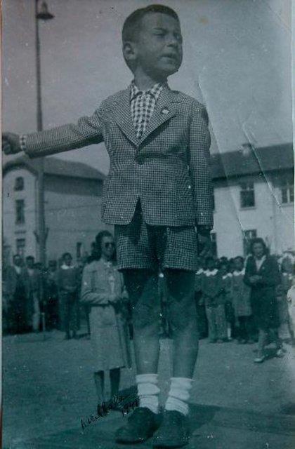 niversitede ksa bir sre hukuk fakltesinde, daha sonra ise filoloji, felsefe, psikoloji ve sanat tarihi blmlerinde okudu; ancak hibirinden mezun olmad