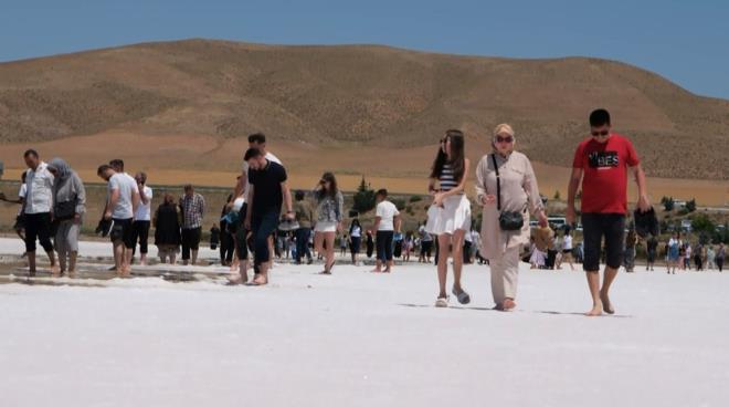 Kk ocuklar tuzlu suda oyunlar oynarken, aileler ise Tuz Gl'nde fotoraf ektiriyor.