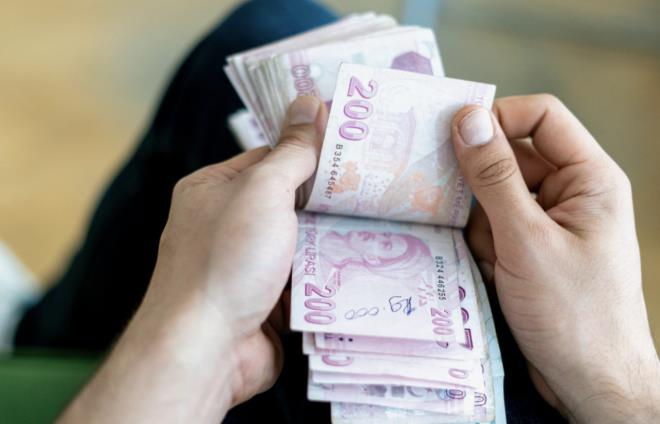 HER  KISA ALIMA DENE ALABLR M?  <br>  Son 120 gn hizmet akdine tabi olma ve son 3 ylda en az 450 gn sreyle isizlik sigortas primi demi olma artlarn tayan her ii yararlanabilir. Yabanc iilerde ayn artlar salyorsa bu uygulamadan yararlanabilir.  <p>  NN ALACAI DENEK MKTARI NE KADAR?  <br>  Ksa alma denei tutar sigortalnn son 12 aylk prime esas kazanlar dikkate alnarak hesaplanan gnlk ortalama brt kazancnn yani 2024 itibaryla 666 TL'nin yzde 60' olarak belirlenir. Bu durumda iiye ksa alma denei olarak brt 400 TL denir.