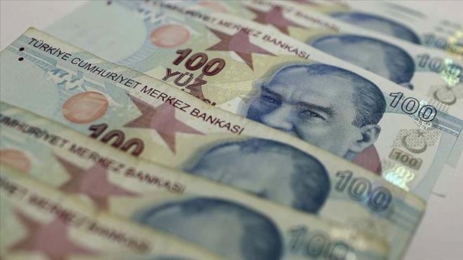 EMEKL MAAI ZAMMI N OLASI SENARYOLAR  <p>  Emekli maa zamm byk oranda netlese de artn kime nasl yaplaca ynnde kafalar kark durumda.  <br>  Zam orannn kk maaa m yoksa en dk emekli maana m uygulanaca merak ediliyor.  <br>  6 aylk enflasyondan kaynaklanan zam oran normal koullarda kk maaa uygulanyor.<br>    Kk maalar enflasyon ile artmasna ramen en dk maan altnda kalyorsa, emekli en dk emekli maan alyor.<br>    Emeklilerin kazanlarna gre hesaplanan net tutar gsteren kk maa, emekli maann ham hali anlamna geliyor.