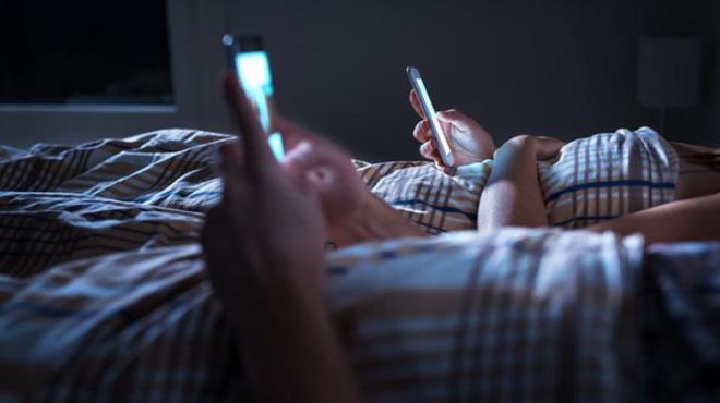 UVB nlar, daha ksa dalga boyuna sahiptir. O nedenle gne yanklar bu n nedeniyle gerekleir. UVA nlar ise daha uzun dalga boyuna sahip olduu iin daha riskli sorunlar dourabilir. zellikle ciltte renk deiiklii, ince izgiler ve yalanma gibi sorunlar beraberinde getirir.