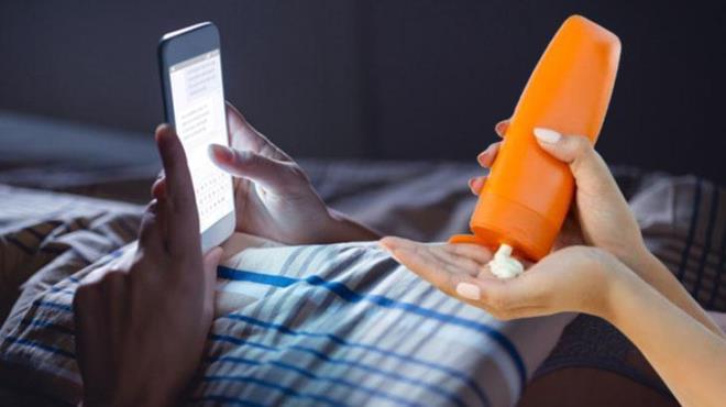 Uzmanlar, darda gne kremi kullanmnn cildi korumak iin yaplan en faydal nlemlerden biri olduunu belirtiyor. Peki, tm gn i mekandaysanz gne kremi kullanmaya gerek var m? Uzmanlar nedenleriyle birlikte tek tek anlatt.