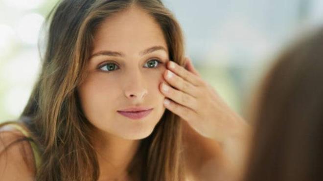 Bu k, cilt yzeyinin derinlerine etki ederek hiperpigmentasyon ve melazma gibi problemlerin yaanmasna yol aabilir. Mavi ktan korunmak iin zellikle demir oksit ieren gne kremlerini tercih edebilirsiniz.